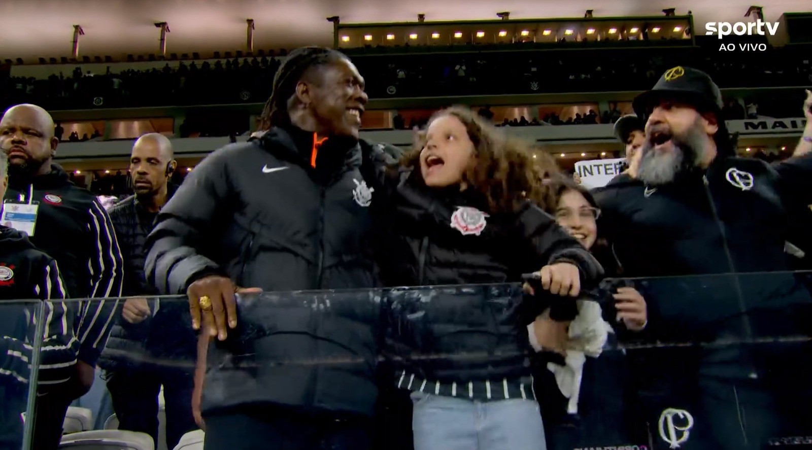 Seedorf acompanha jogo do Corinthians na arquibancada e faz "poropopó" com a torcida; vídeo
