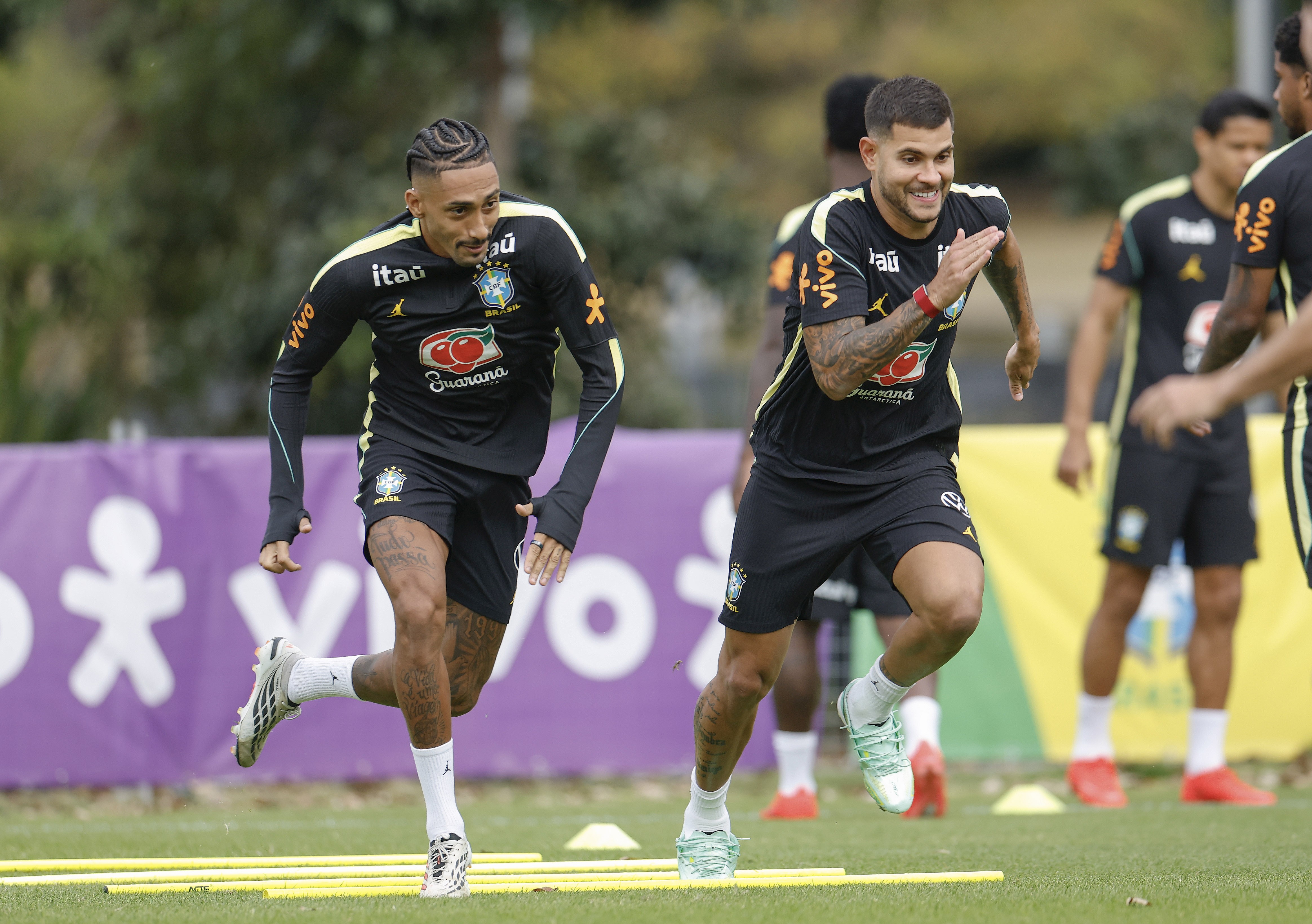 Raphinha é favorito para herdar braçadeira de capitão da Seleção; Bruno Guimarães também é opção