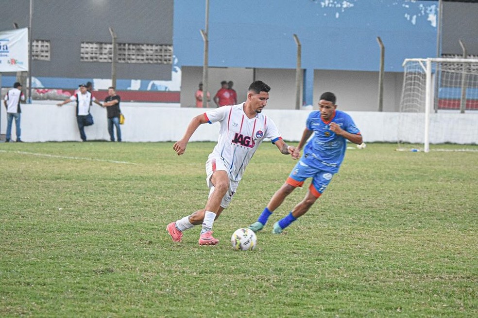 Queimadense e Cruzeiro-PB ficaram frente a frente neste domingo, no Ernestão — Foto: Divulgação / Queimadense