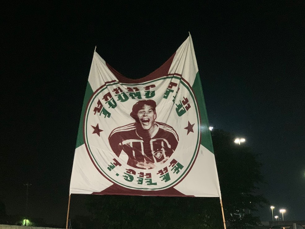Bandeira da torcida do Fluminense em homenagem a Thiago Silva � Foto: Igor Mattos / ge