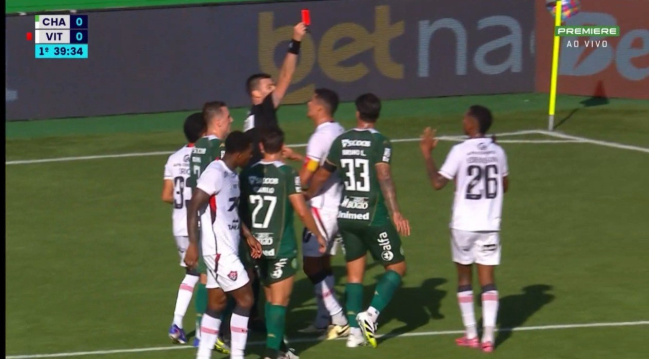 Edenilson, do Vitória, é punido pelo STJD, mas pode enfrentar o Athletico