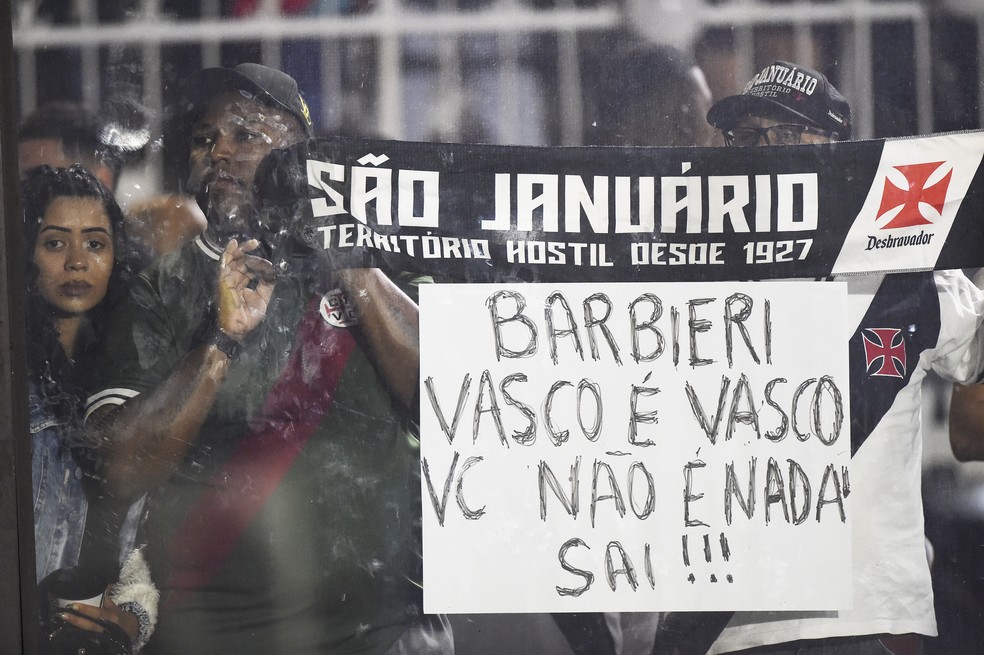 Torcida do Vasco pede a saída de Maurício Barbieri, em São Januário — Foto: André Durão