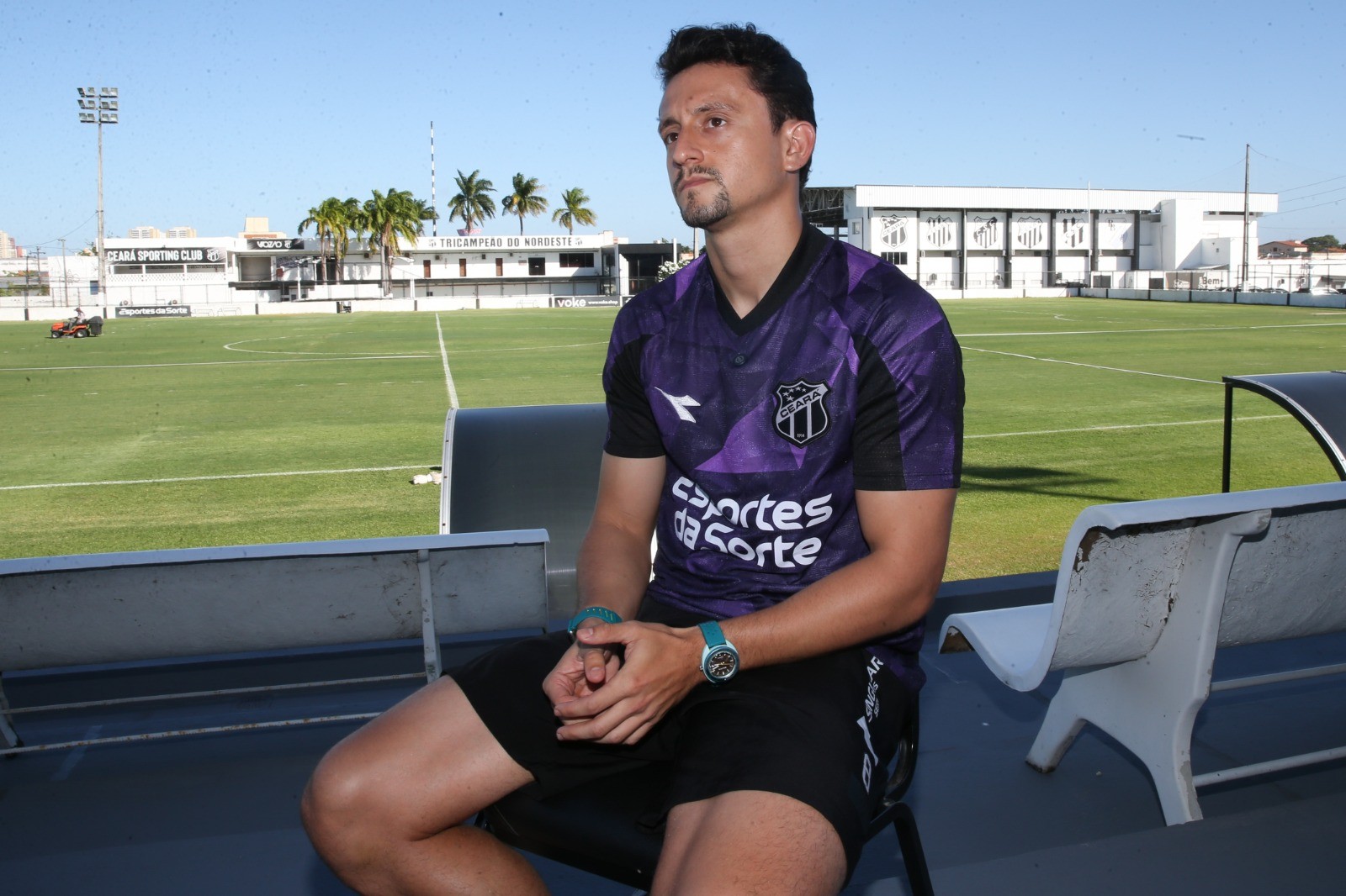 Conheça história de Sanchez, lateral do Ceará abraçado por Dimas e que ama leitura
