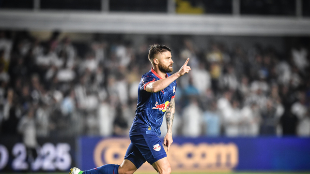 Eduardo Sasha, do Bragantino, comemora gol contra o Santos