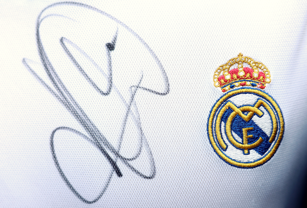 Autógrafo de Mbappé em camisa do Real Madrid — Foto: Franck Fife / AFP