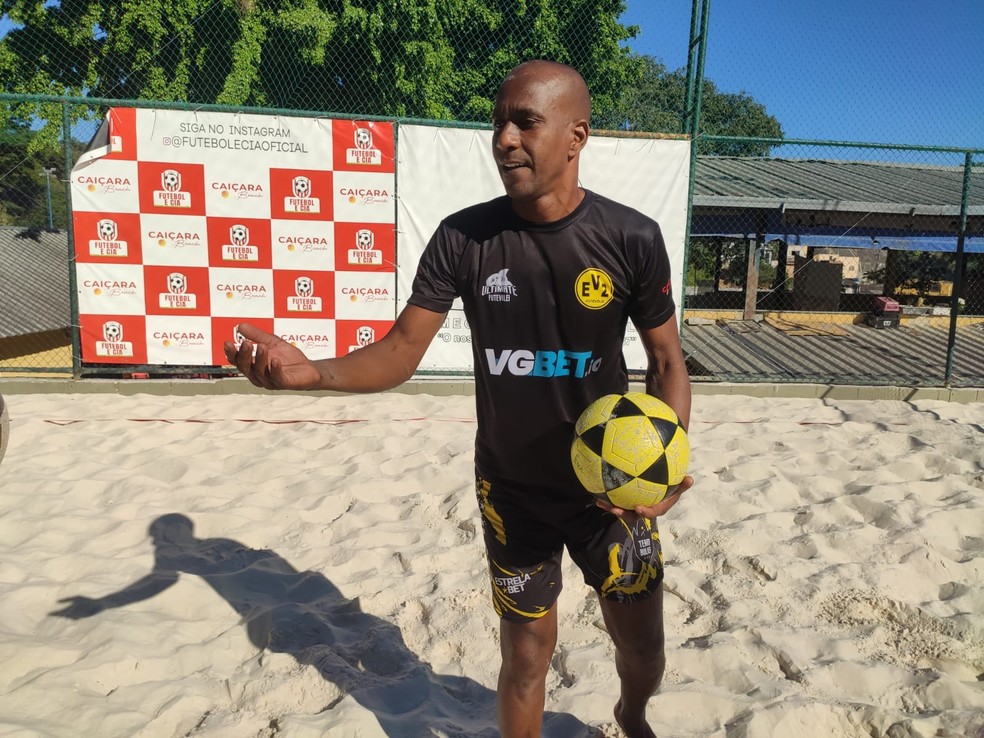 Ex-lateral do Borussia, Evanílson dá aulas de futevôlei em Belo Horizonte — Foto: Danny Paiva