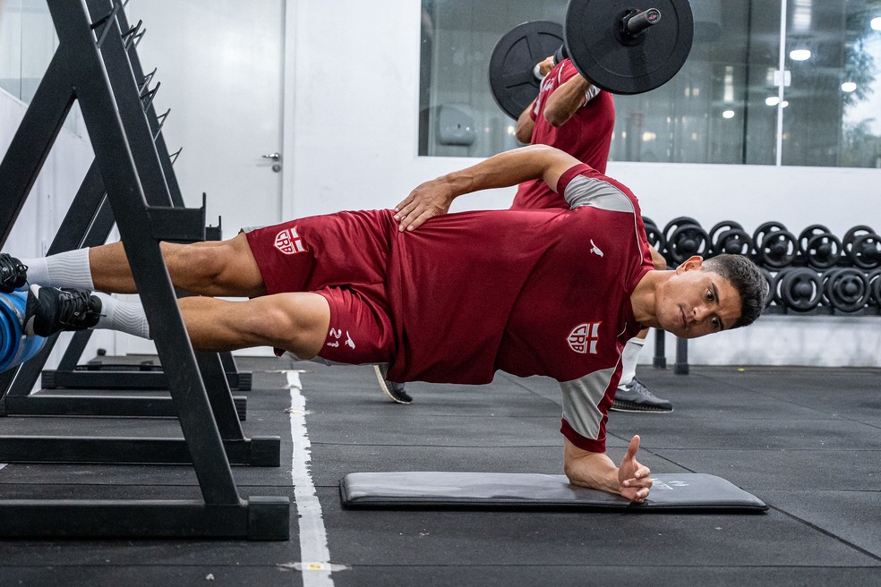 Lateral Kevin treina na academia do CT do CRB nesta terça-feira — Foto: Francisco Cedrim/ASCOM CRB
