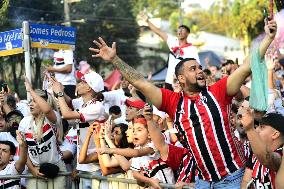 Torcida do São Paulo se aglomera em frente ao Morumbi para recepcionar o time — Foto: Marcos Ribolli