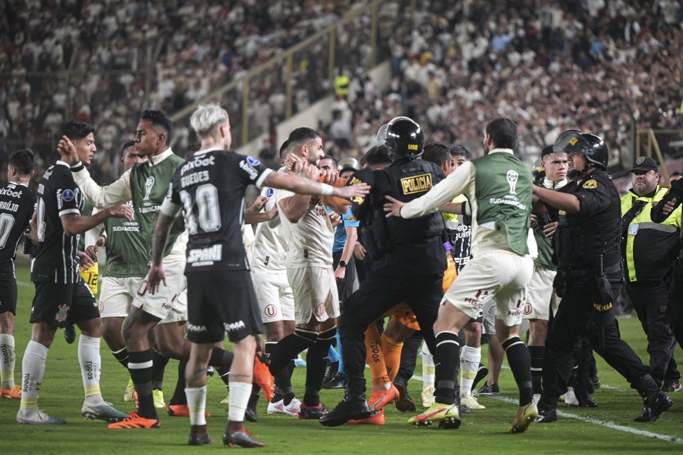 União Russa de Futebol suspende ex-Corinthians por seis jogos após briga  generalizada