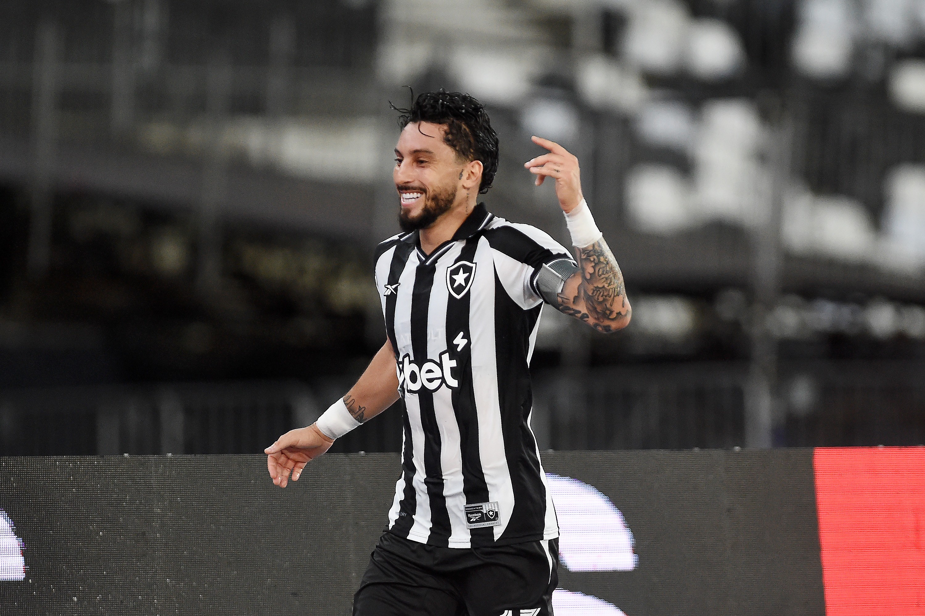 Alex Telles abre o jogo sobre renovação com Botafogo: "Não tive nenhuma conversa"
