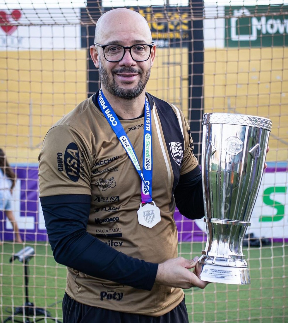Rogério Corrêa, técnico do Votuporanguense, com a taça do vice da Copa Paulista — Foto: Reprodução/Instagram