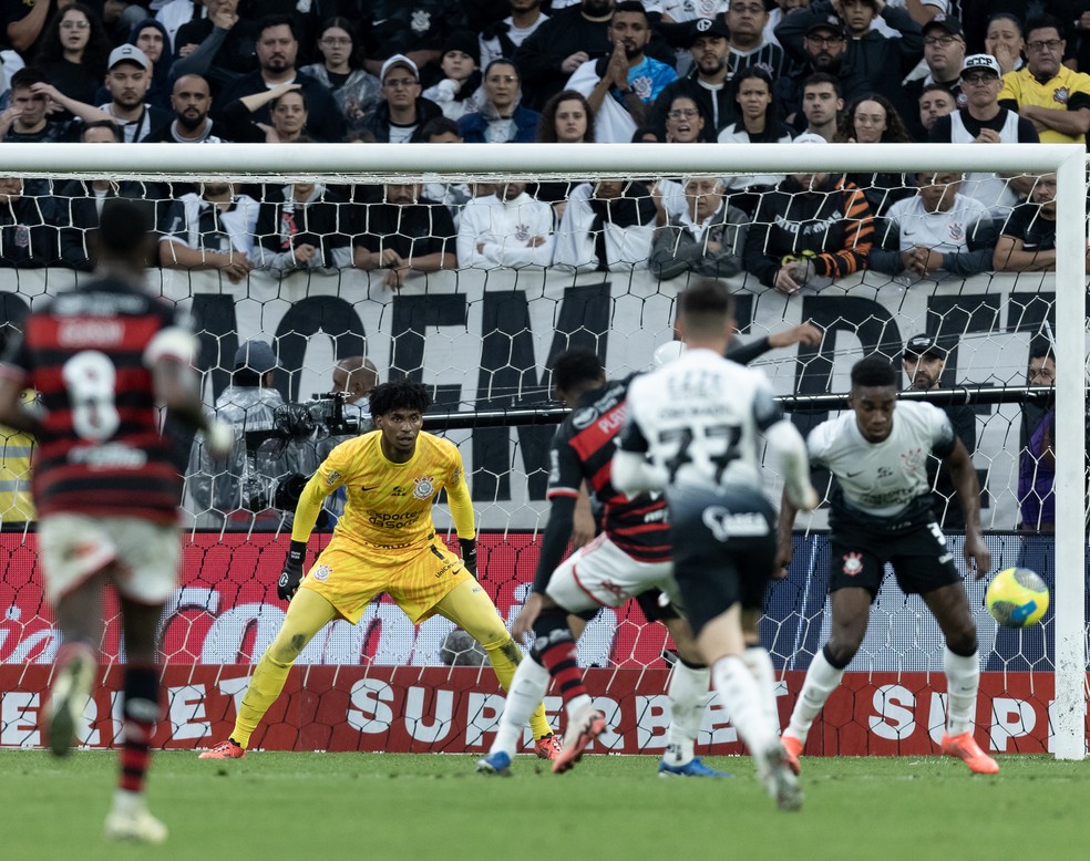 Hugo Souza em ação pelo Corinthians contra o Flamengo — Foto: Rodrigo Coca/Agência Corinthians