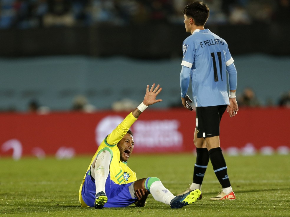Neymar sente o joelho esquerdo em Uruguai x Brasil — Foto: Andres Cuenca/Reuters