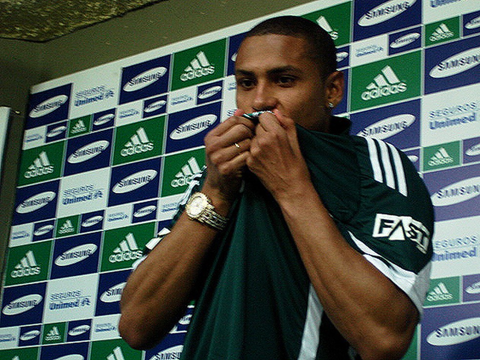 Paulo Henrique apresentado pelo Palmeiras em 2010 — Foto: Julyana Travaglia/GLOBOESPORTE.COM