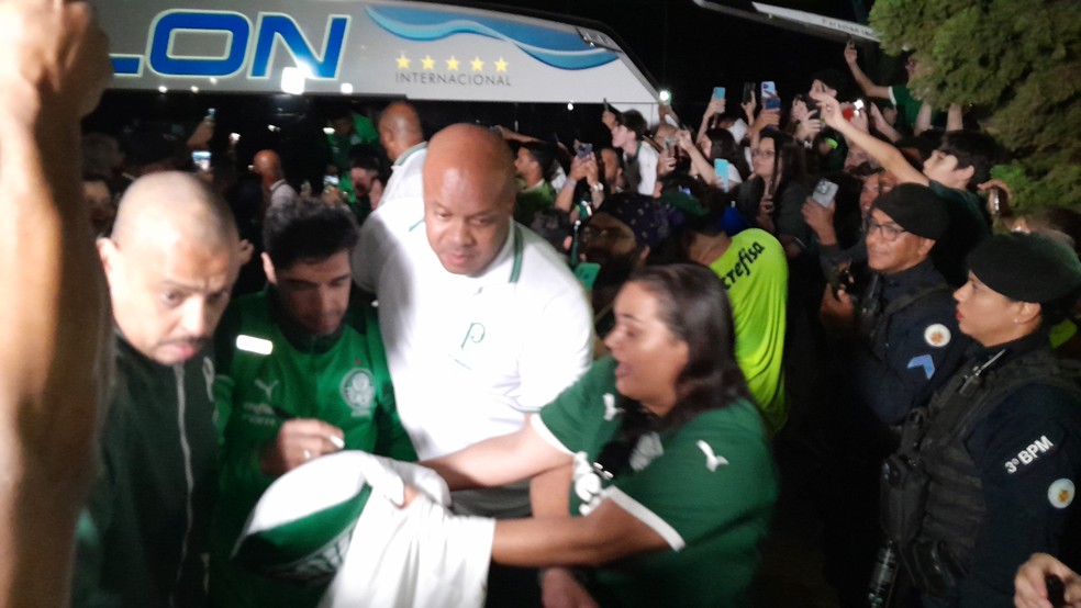 Palmeiras é recebido em Brasília por centenas de torcedores
