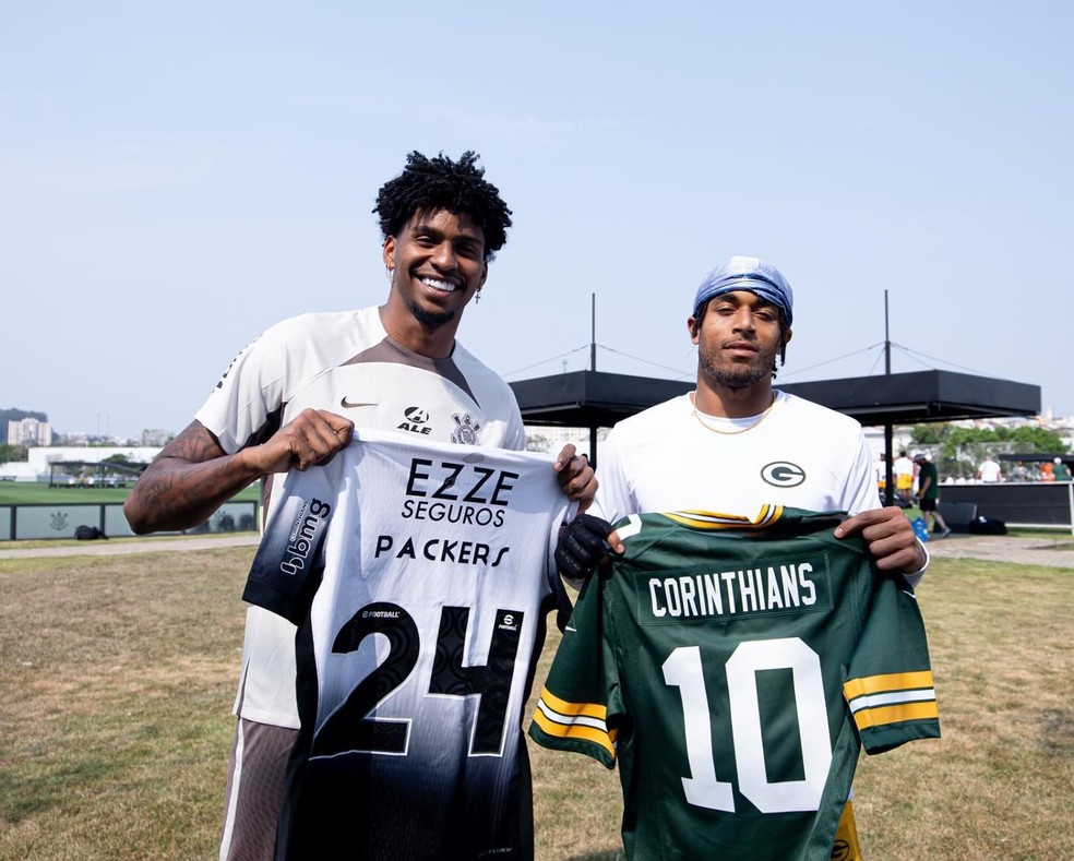 Hugo Souza trocou camisas durante o treino do Green Bay Packers no CT Joaquim Grava — Foto: Rodrigo Coca/Ag. Corinthians