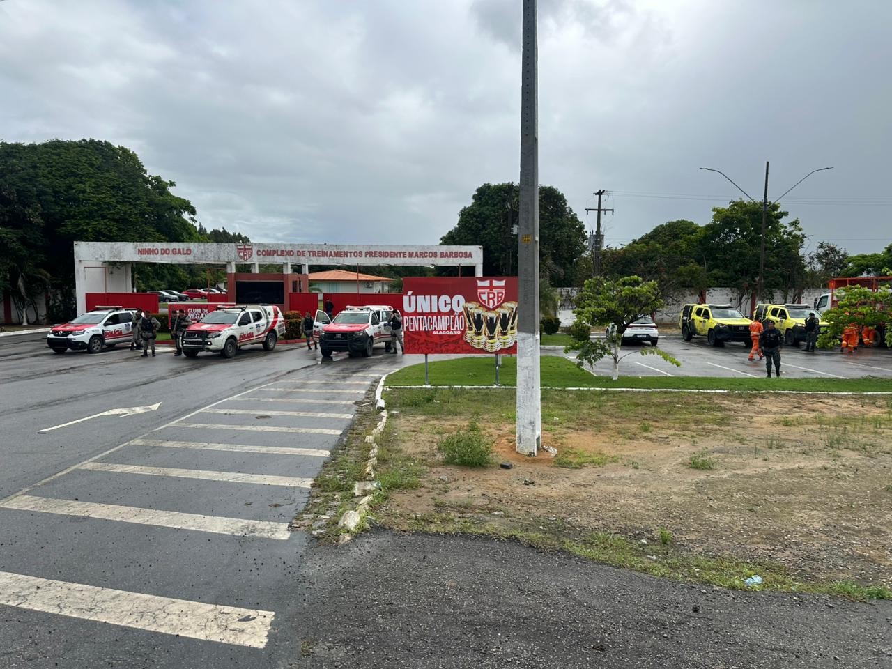 Em nome do elenco do CRB, Alemão defende Barroca: "Não tem divergência com a comissão técnica"