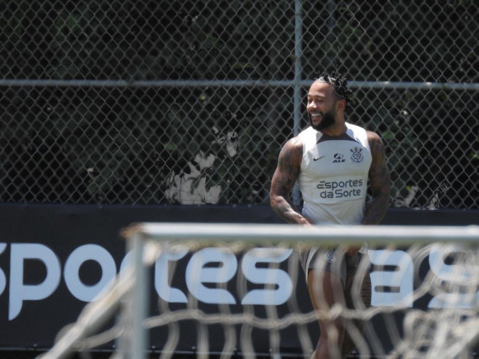Memphis Depay, atacante do Corinthians, em treino — Foto: Bruno Cassucci