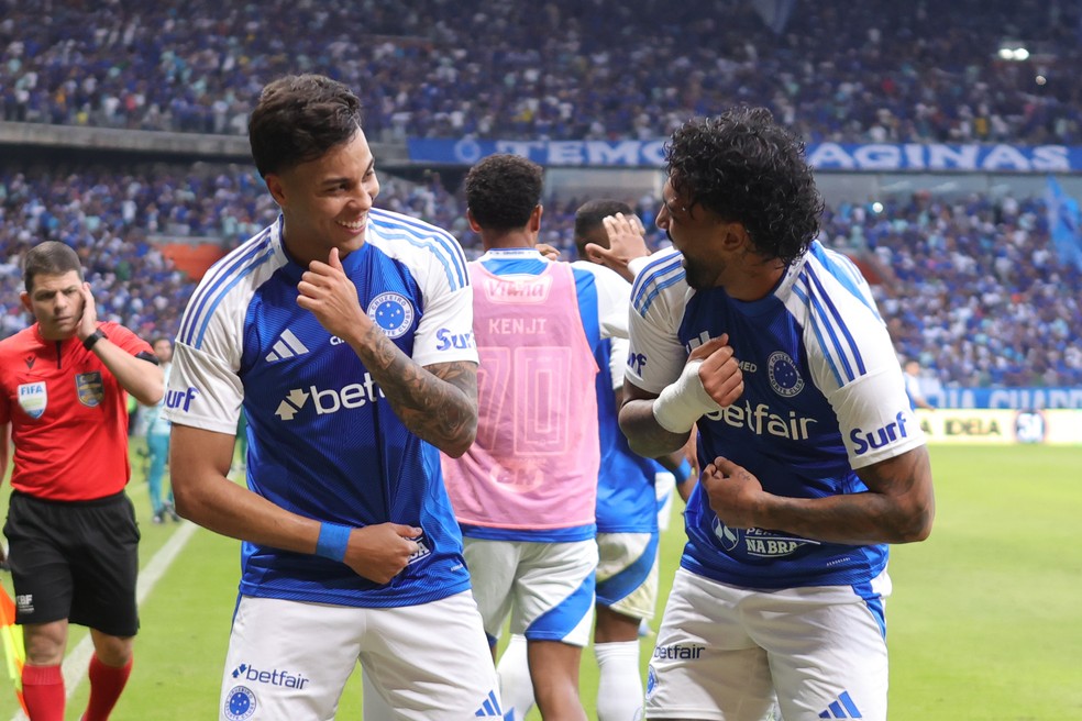 Gabigol comemora seu gol com Kaio Jorge para o Cruzeiro contra o Juventude Campeonato Brasileiro 2025 — Foto: Gilson Lobo/AGIF