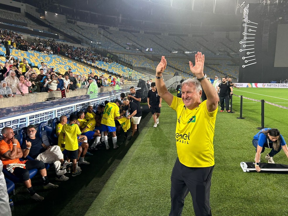 Zico cumprimenta torcedores em jogo beneficente entre Brasil e Itália no Maracanã