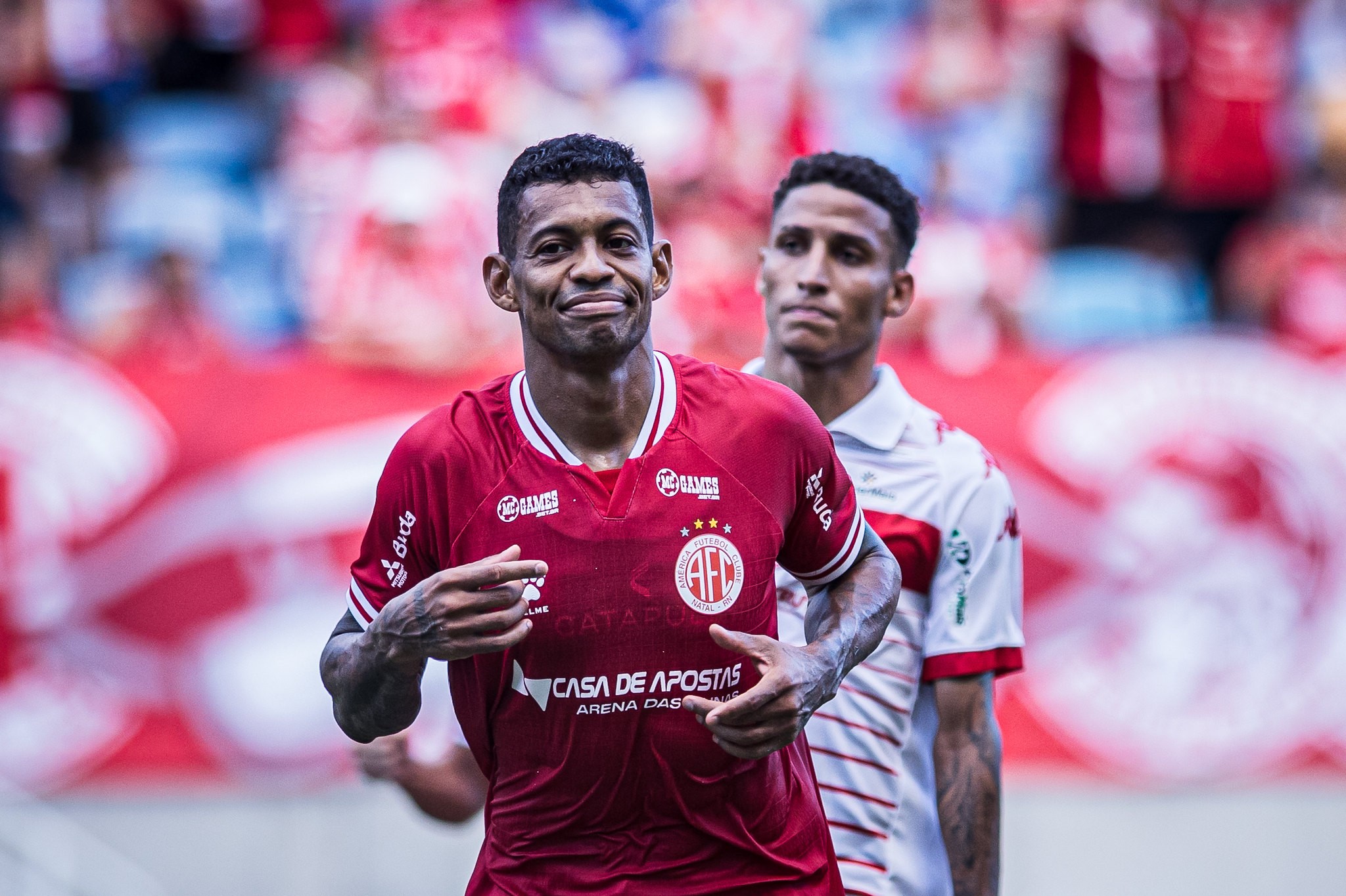 Atleta Ricardo Lopes em ação, vestindo a camisa do Nacional de Patos