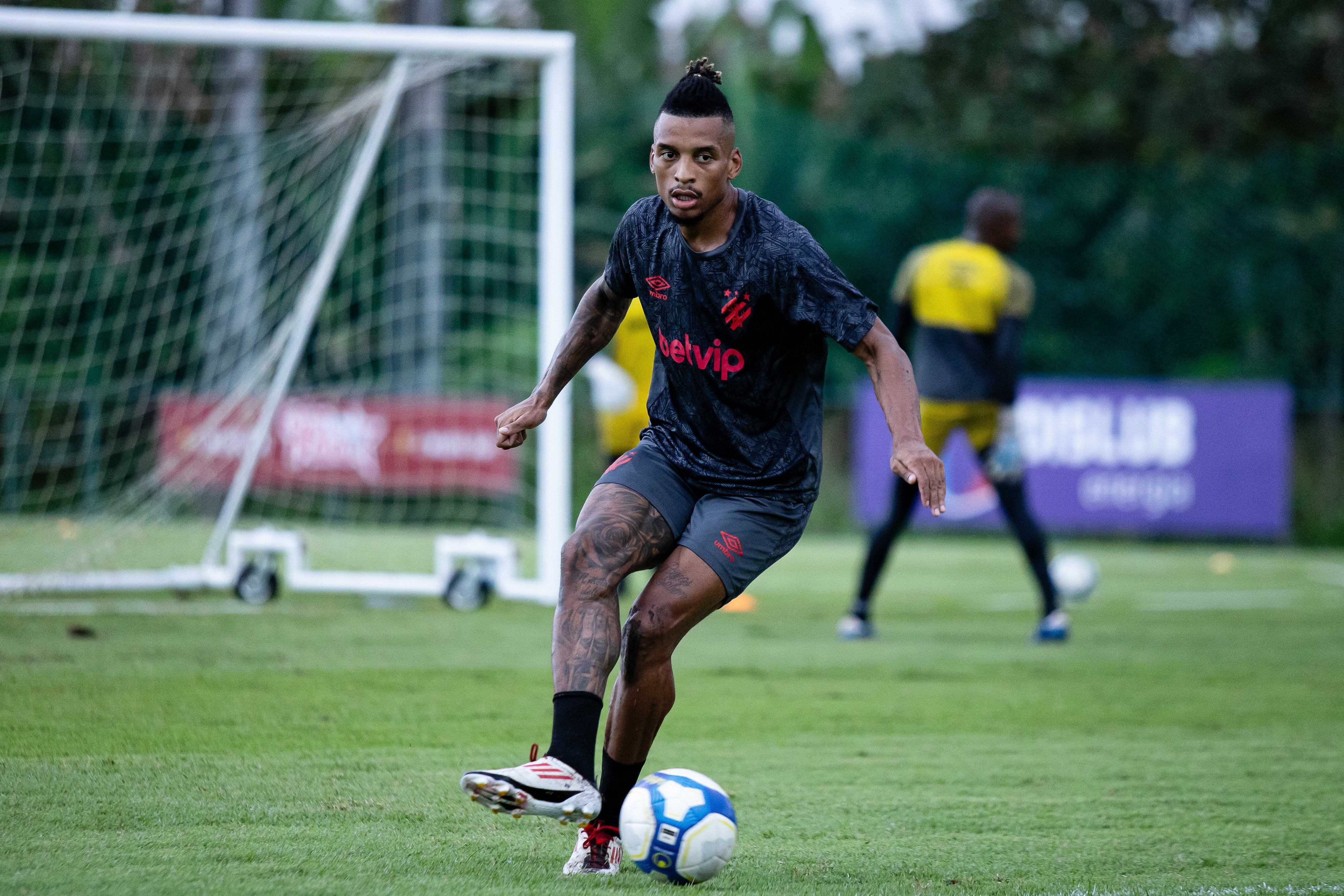 Sport anuncia renovação de contrato com o lateral Dalbert | Ge