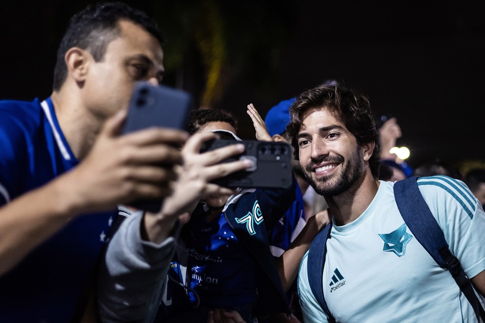 Lucas Silva atende a torcida do Cruzeiro na chegada ao Espirito Santo para a disputa da Vitória Cup — Foto: Gustavo Aleixo/Cruzeiro