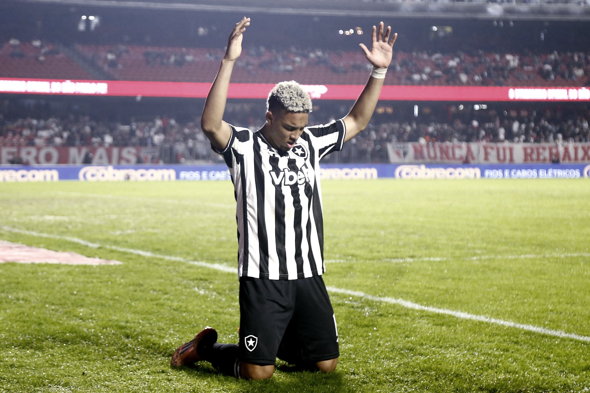 Barrera sai do banco, salva Botafogo com golaço e mira Copa do Mundo