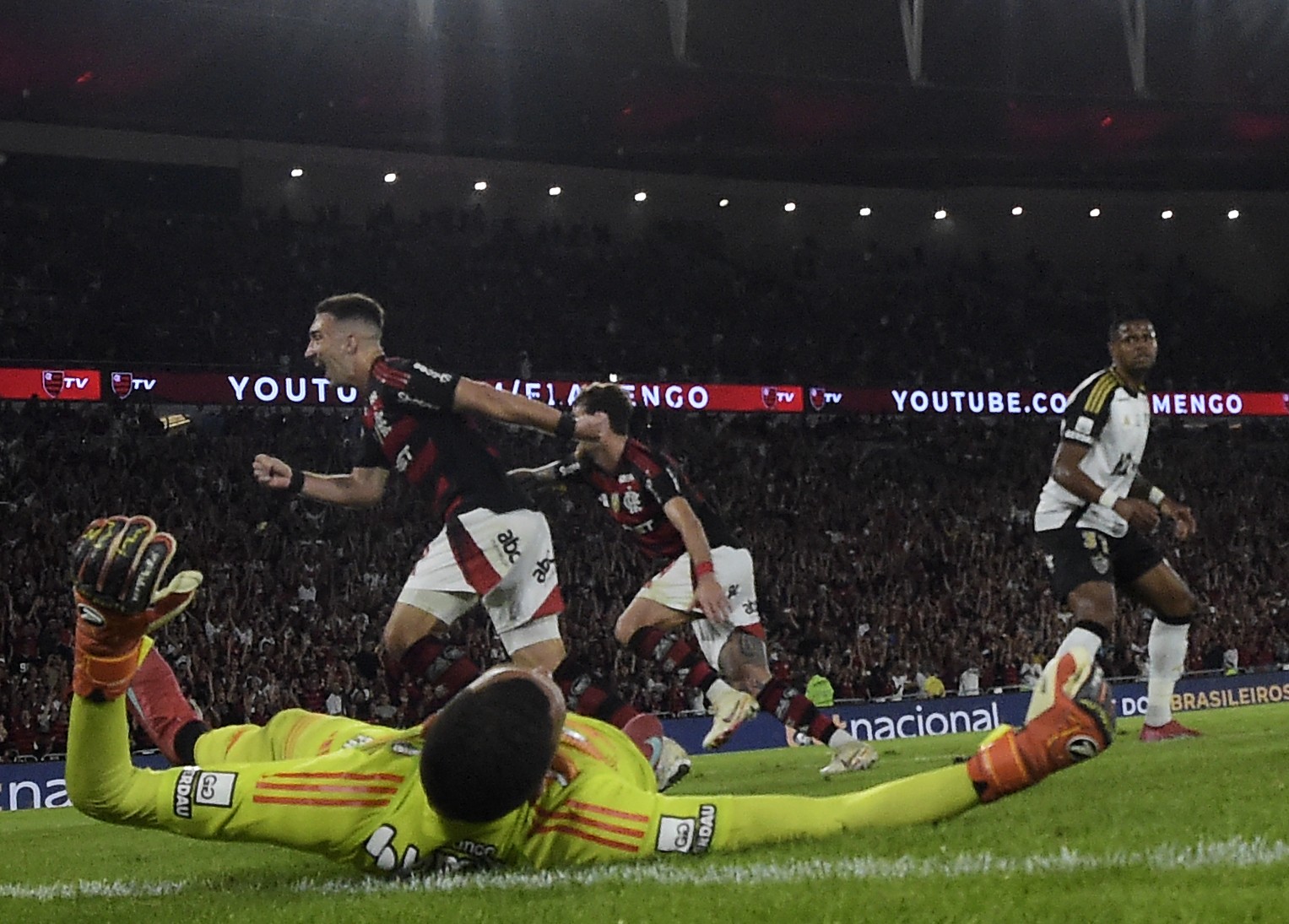 Análise: Flamengo esbarra em marcação do Atlético e é salvo pela bola aérea para voltar à liderança