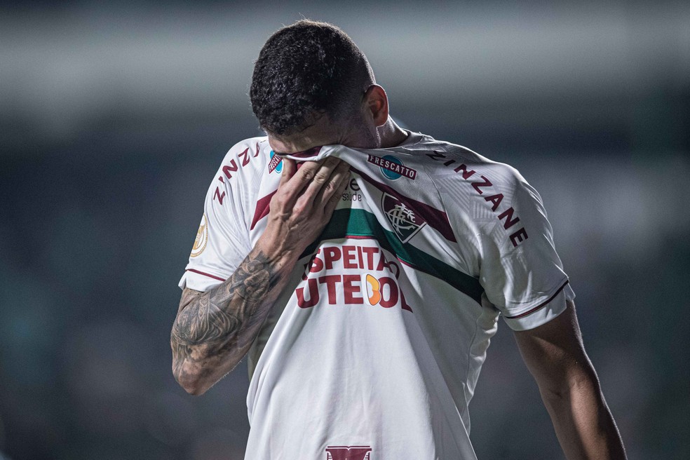 Nino saiu de campo chorando em Goiás x Fluminense — Foto: Heber Gomes/AGIF