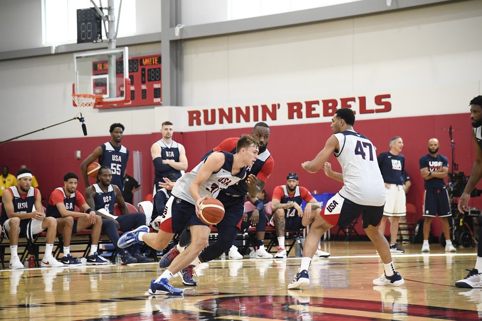 Cooper Flagg escapa da marcação de LeBron James — Foto: Brian Babineau/NBAE via Getty Images