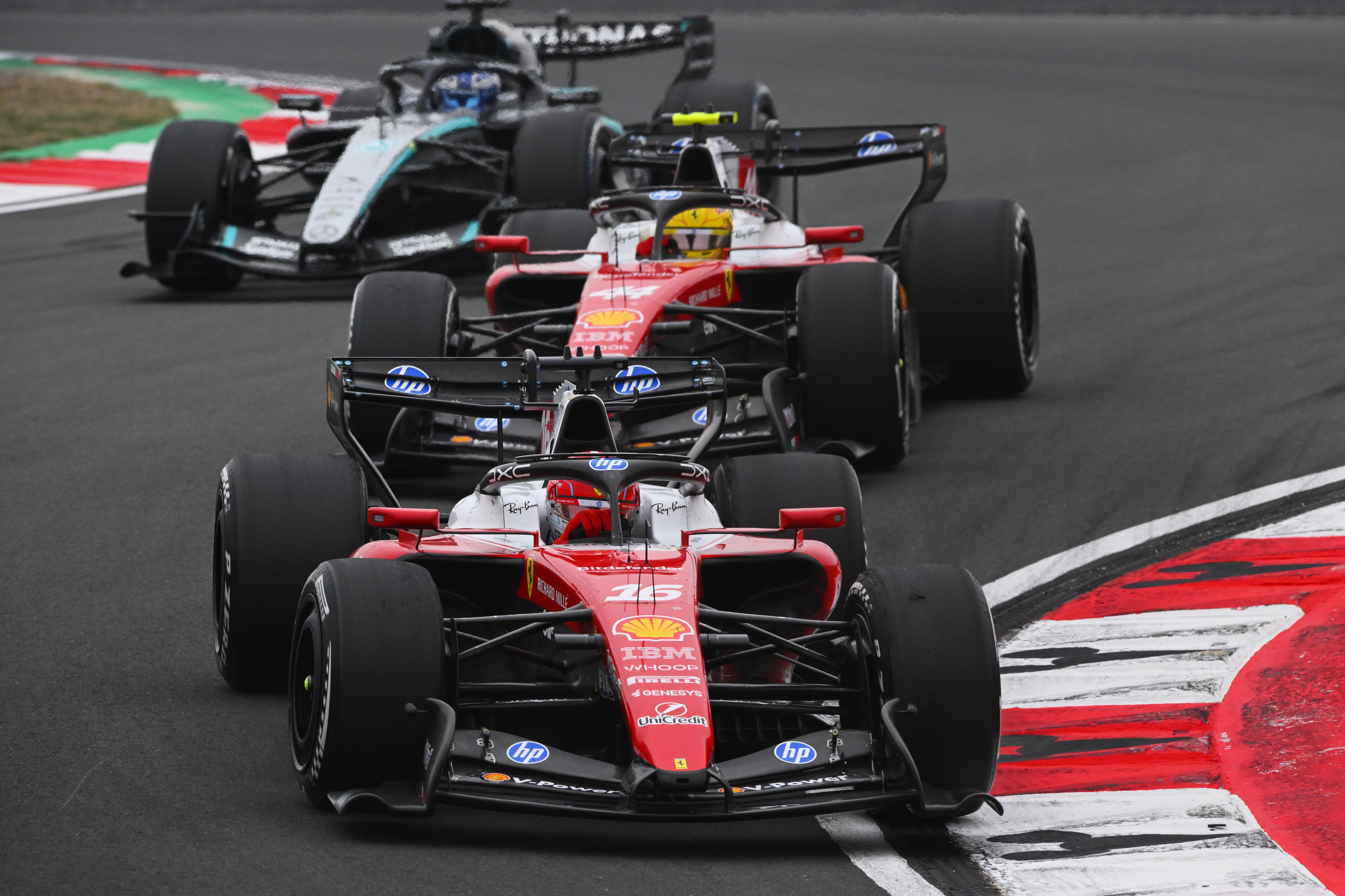 Comentaristas elogiam disputas, mas veem motor como falha na F1