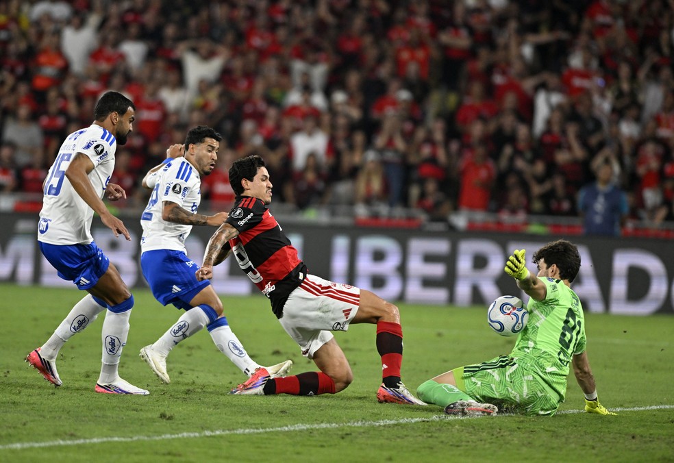 Pedro em chance perdida no primeiro tempo � Foto: Andr� Dur�o