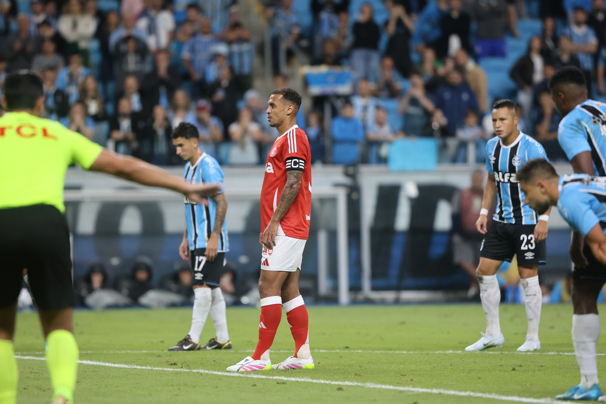 Grêmio se destaca, mas Inter domina no segundo tempo da partida.