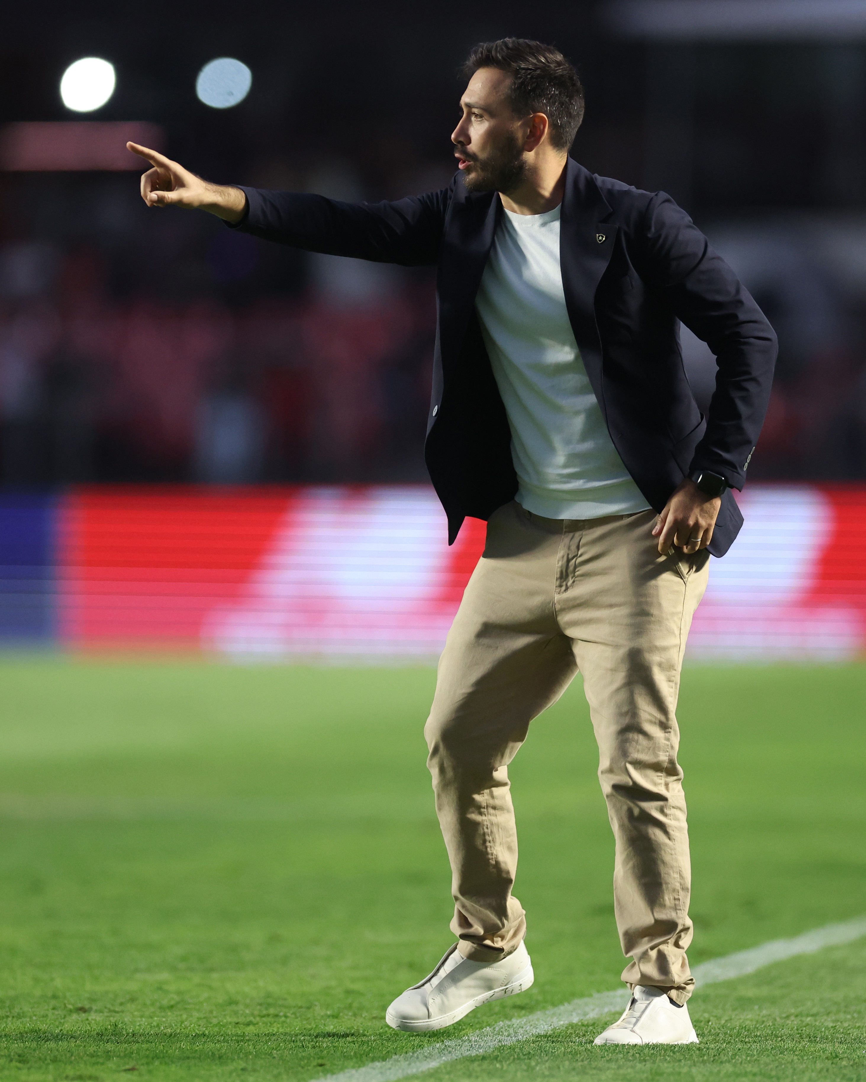 Davide justifica escolha por três volantes no Botafogo e uso de Danilo: 