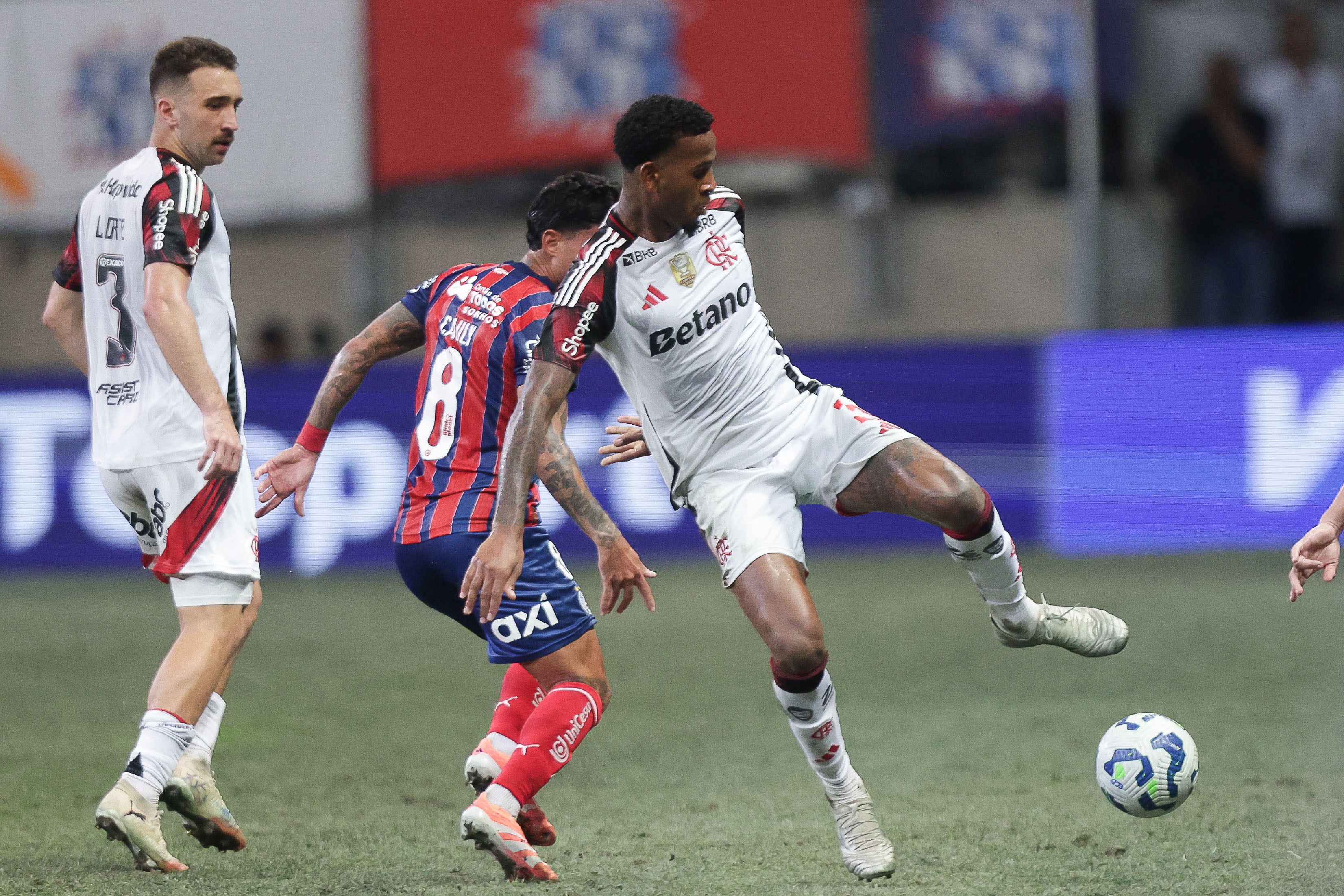 Em fim de vínculo com o Flamengo, Cleiton assina pré-contrato e mira futuro no Wolfsburg