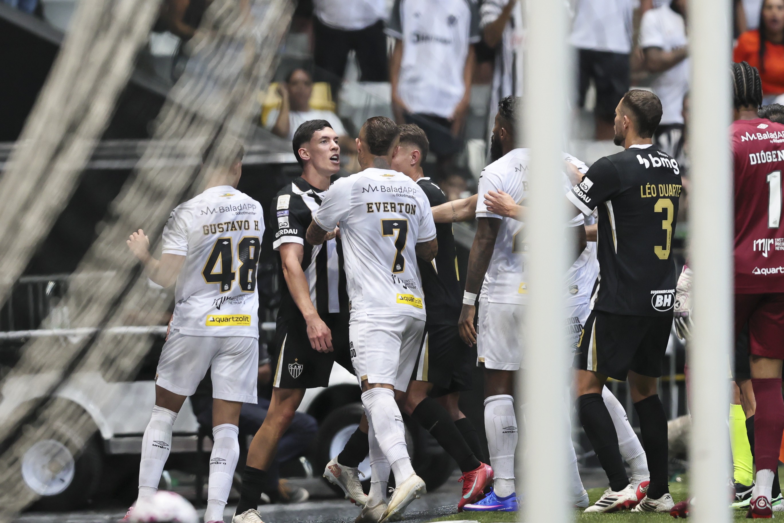 Por que jogadores de Atlético-MG x Santos brigaram? Veja versões