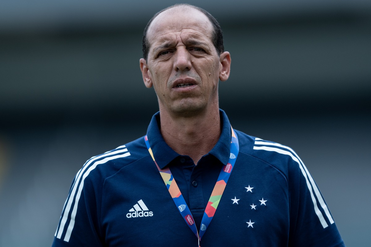 Ex-jogador Célio Lúcio assume comando técnico em clube mineiro.