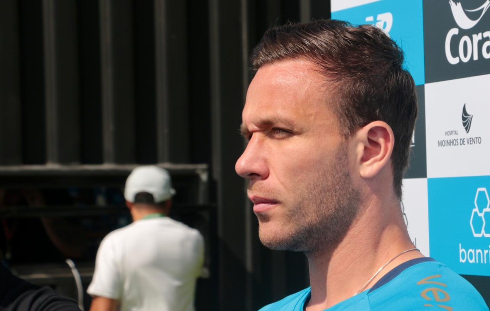 Arthur em entrevista no Grêmio — Foto: Tomás Hammes