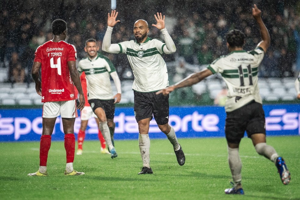 Rodrigo Moledo comemora gol pelo Coritiba