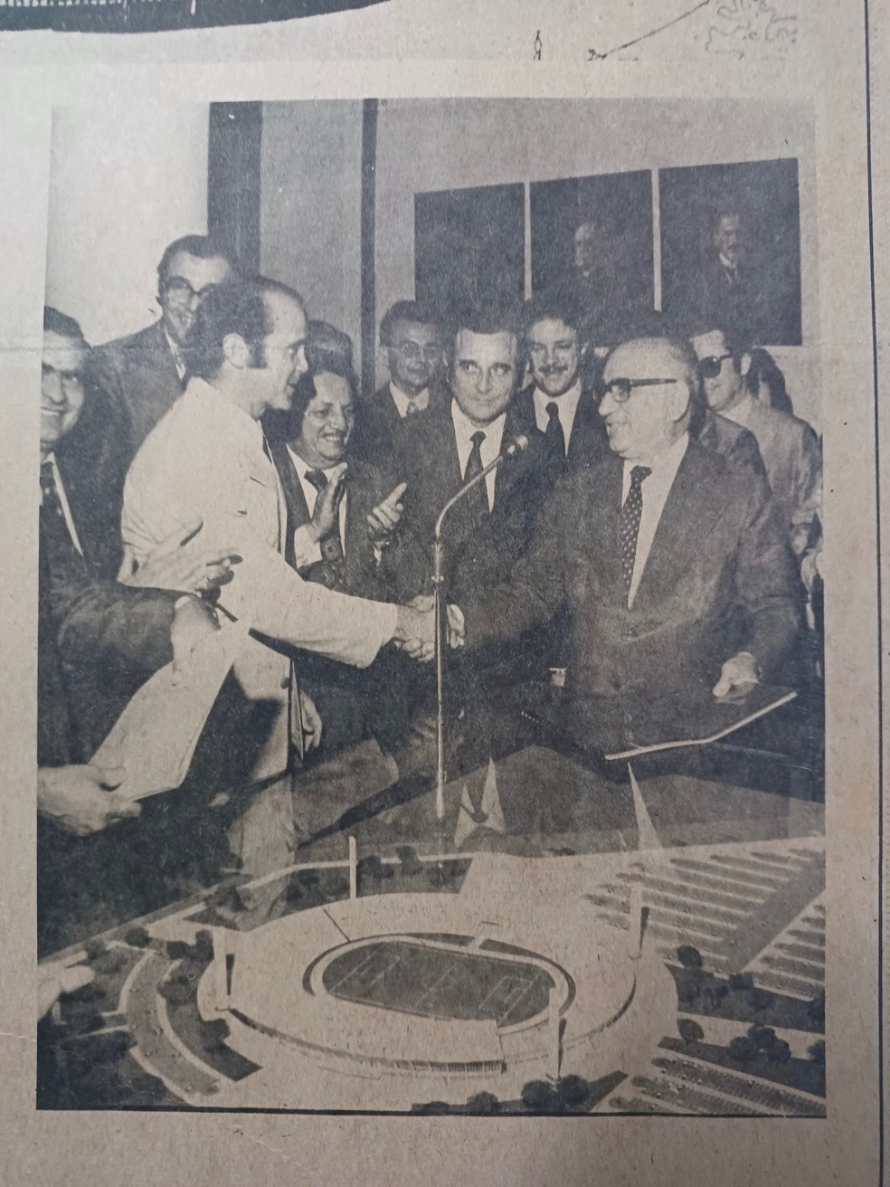 Ernani Sátiro e representantes da Seebla. Nota-se que no projeto original dos dois estádios havia arquibancadas atrás dos gols — Foto: Reprodução/Jornal O Norte