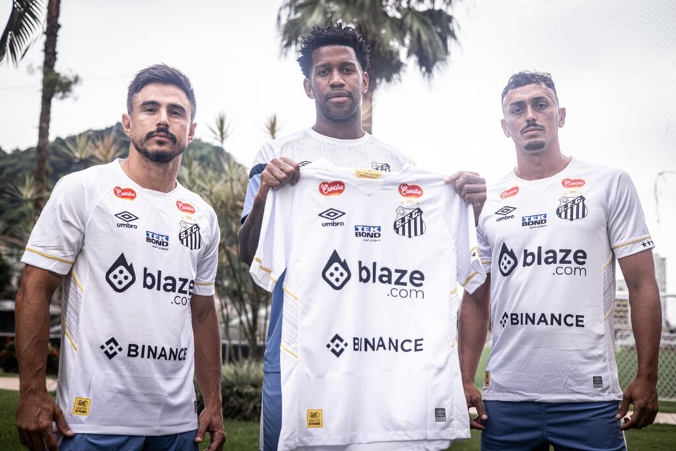 Jogadores do Santos posam com camisa do novo patrocinador do clube — Foto: Raul Baretta/ Santos FC