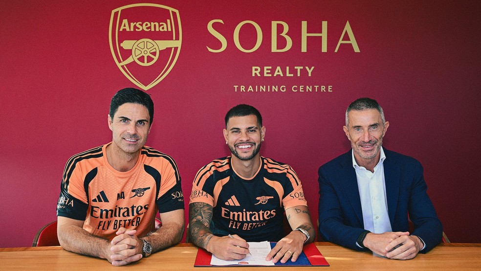 Bruno Guimarães assina com o Arsenal — Foto: Divulgação