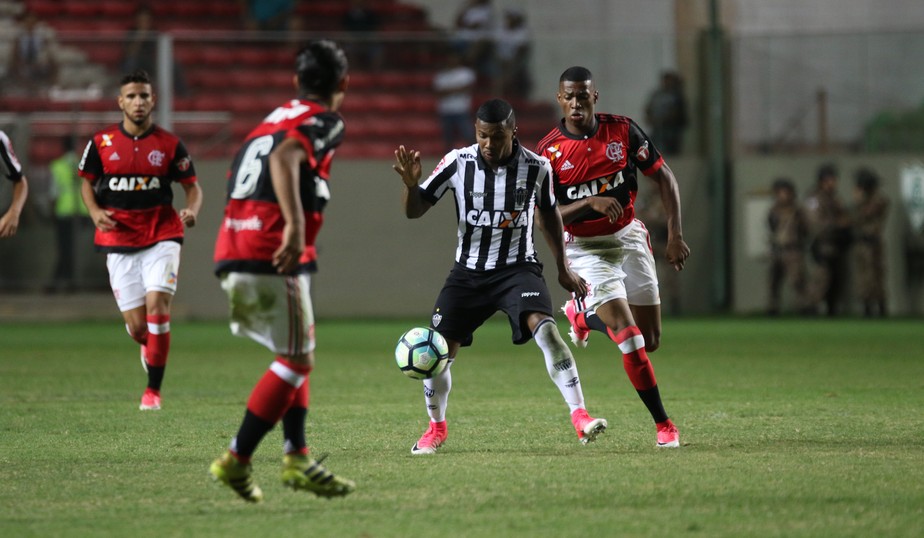 O meio-campista Elias conversou - Clube Atlético Mineiro