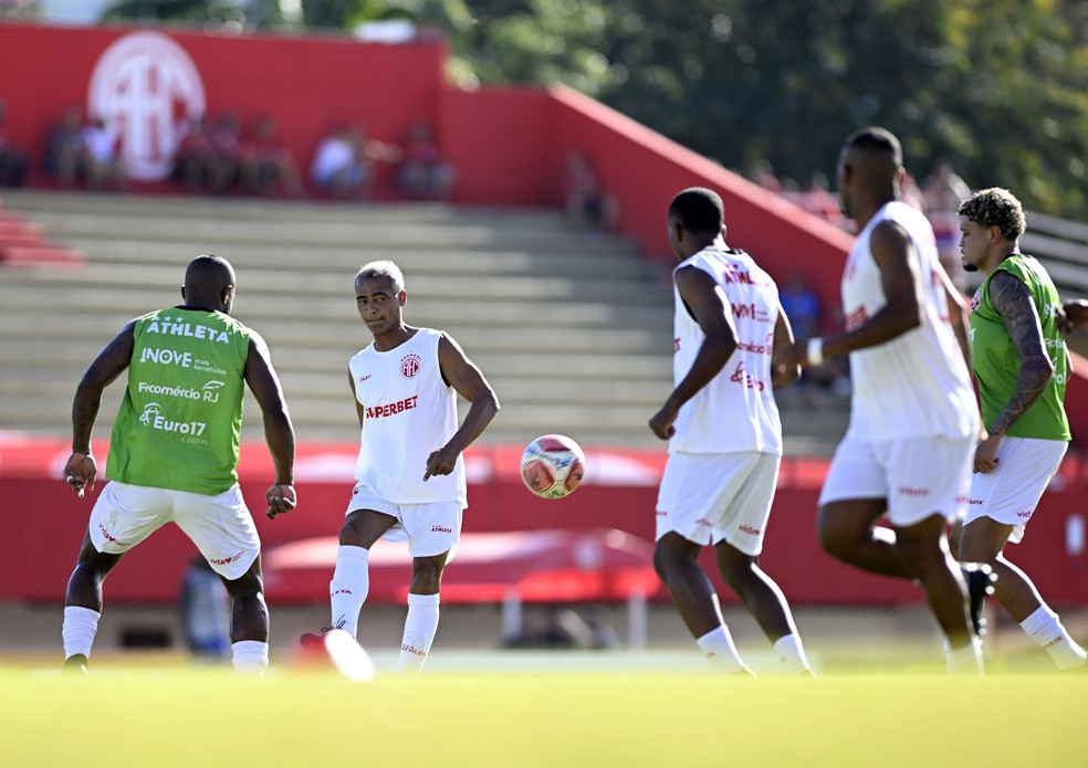 Romário no trabalho de aquecimento antes de a bola rolar — Foto: André Durão