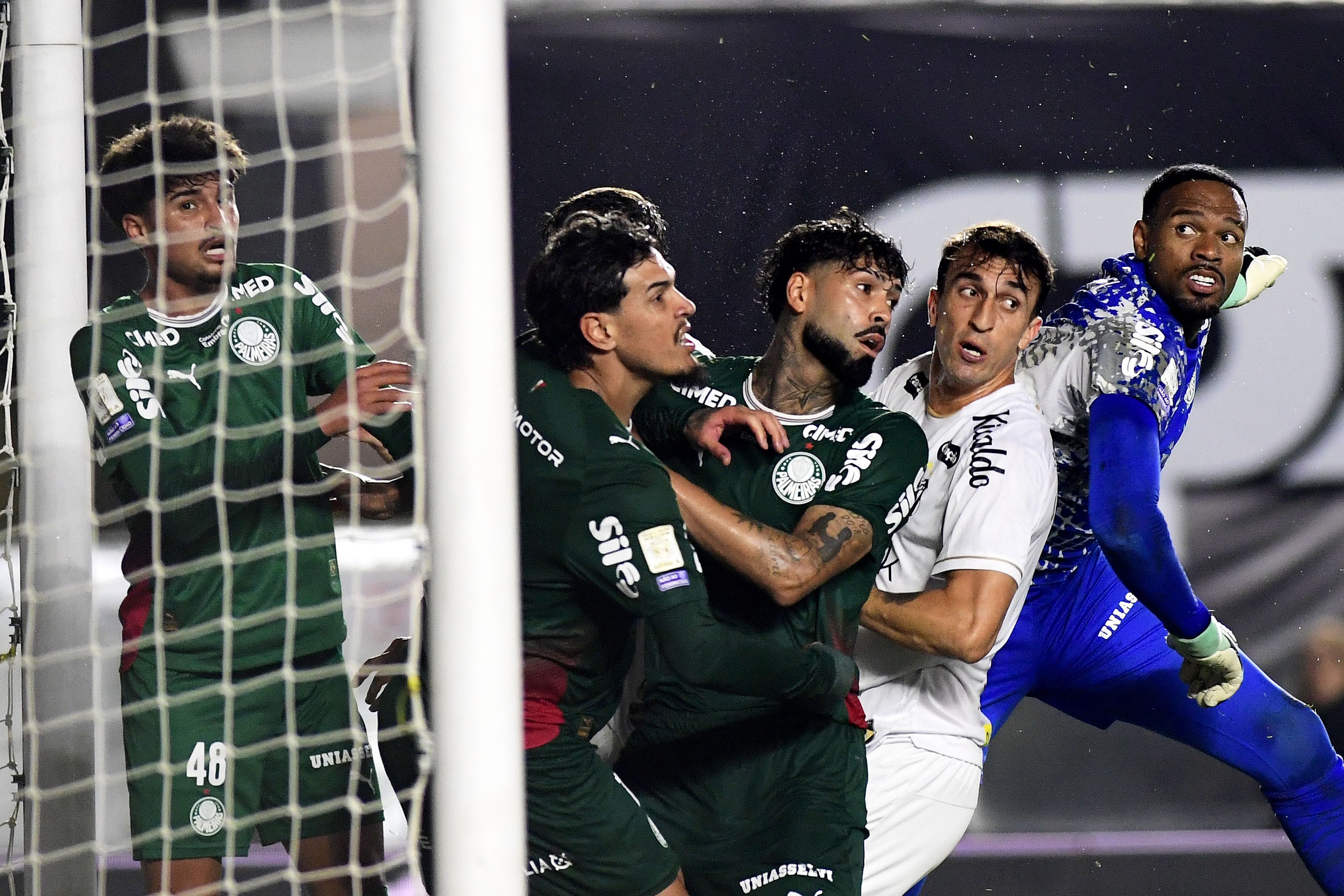 Atuações do Palmeiras: Carlos Miguel salva, e Evangelista vai bem no clássico; dê suas notas
