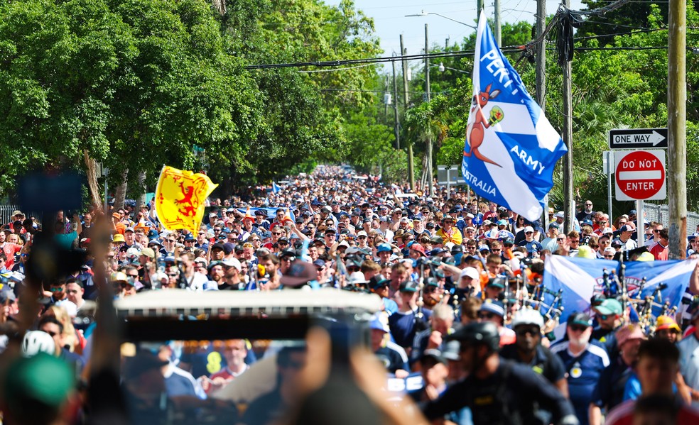 Um mar de torcedores da Escócia a caminho do jogo do Miami Marlins pela MLB — torcida da Escócia