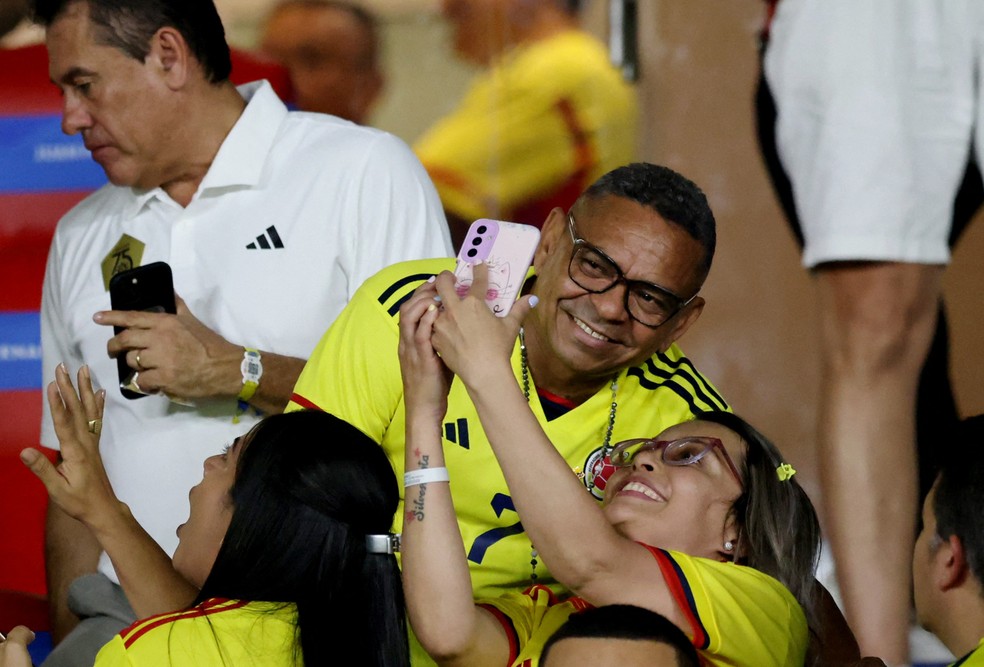 Pai de Luís Díaz, Mane Díaz, presente no estádio em Barranquilla para Colômbia x Brasil — Foto: Luisa González/Reuters