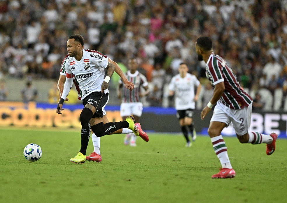 Neymar em campo contra o Fluminense — Foto: André Durão