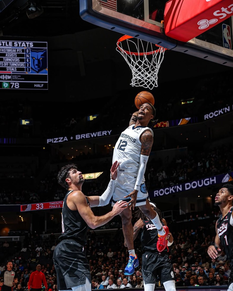 Ja Morant brilha com enterrada e passe de costas em vitória dos